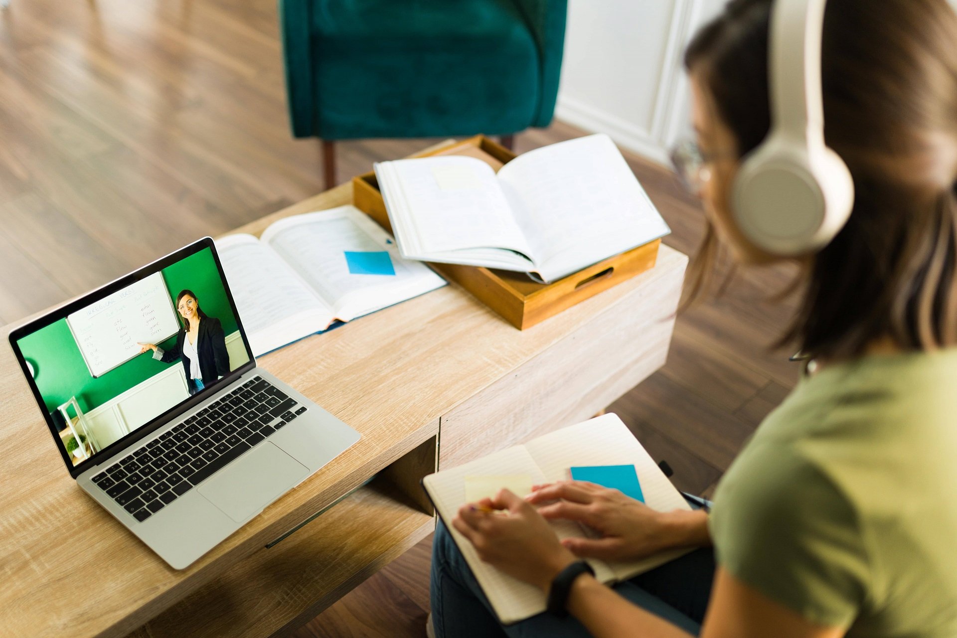 Graphic of a student virtual class, showcasing virtual classroom facilitators in live online learning.